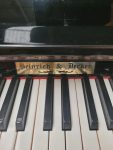 #923700 Piano Vertical para estudio marca HEINRICH & DECKER en Remate.