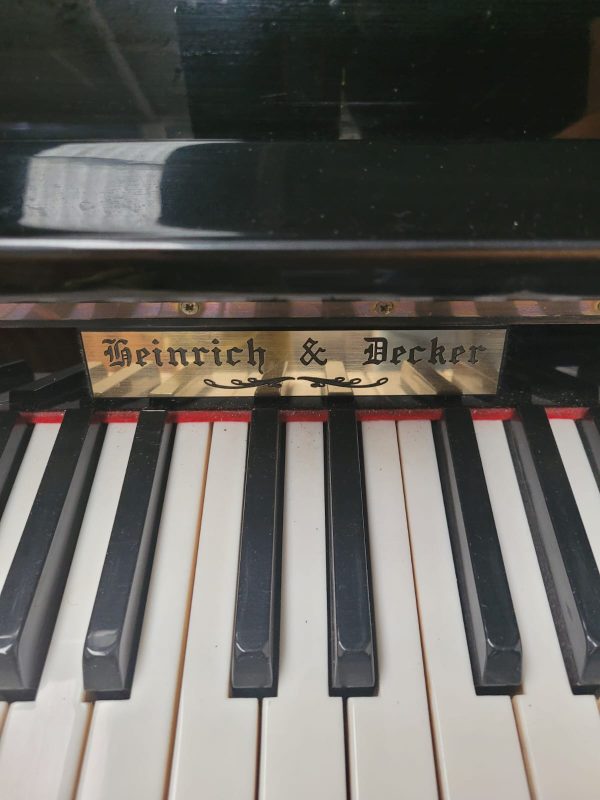 #923700 Piano Vertical para estudio marca HEINRICH & DECKER en Remate.