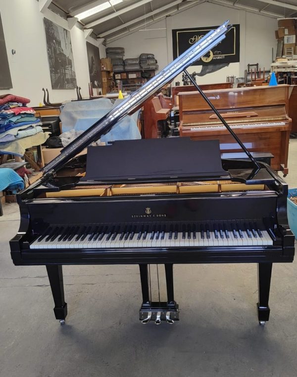 Steinway & Sons Modelo M: El Piano Que Habla de Elegancia, Prestigio y Pasión por la Música a su Alcance, de Cola.