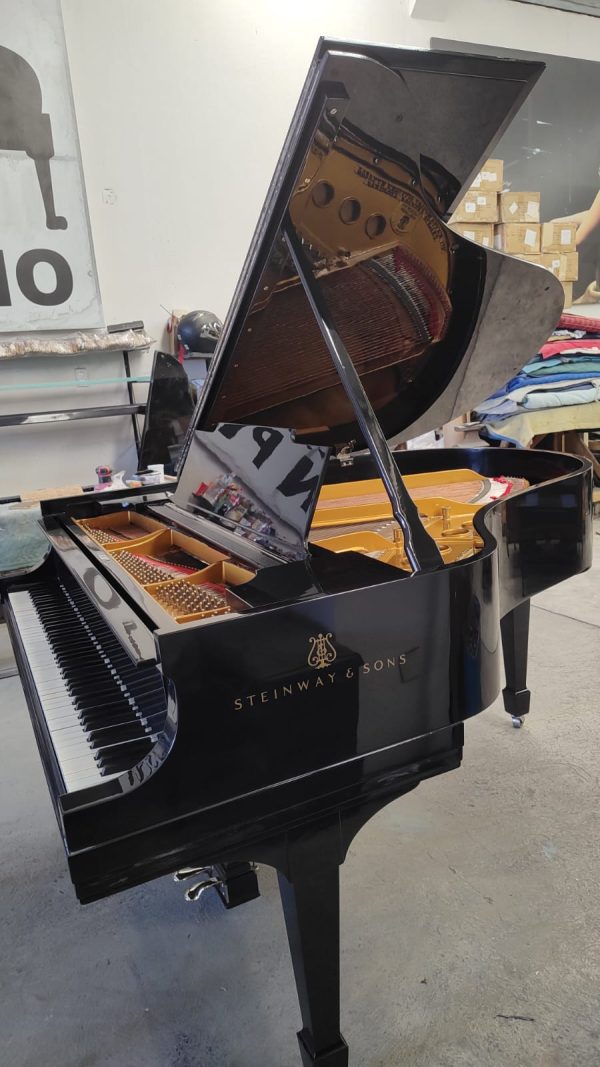 Steinway & Sons Modelo M: El Piano Que Habla de Elegancia, Prestigio y Pasión por la Música a su Alcance, de Cola.