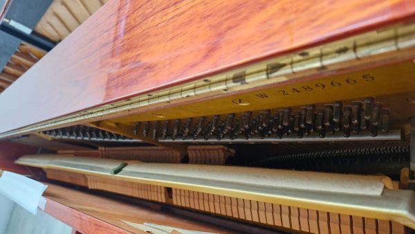 #2489665 Distinguido Piano YAMAHA Modelo W104, Consola.