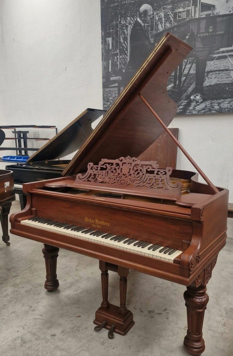 #24639 Piano Vintage DECKER BROTHER Sonido de Gran Nobleza, de Cola.