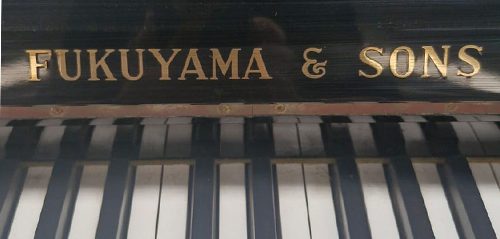 Piano FUKUYAMA & SONS Carácter Sonoro Impecable, Vertical.