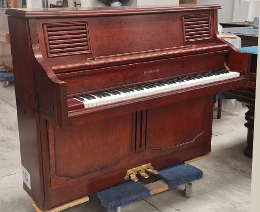 #IJML00095 Piano SAMICK JS-118 Proyección Sonora Superior, Consola.