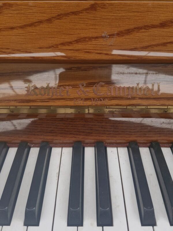 #ILB01368 Piano KOHLER & CAMBPELL Presencia Acústica Imponente, Vertical.