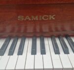 #IJML00095 Piano SAMICK JS-118 Proyección Sonora Superior, Consola.