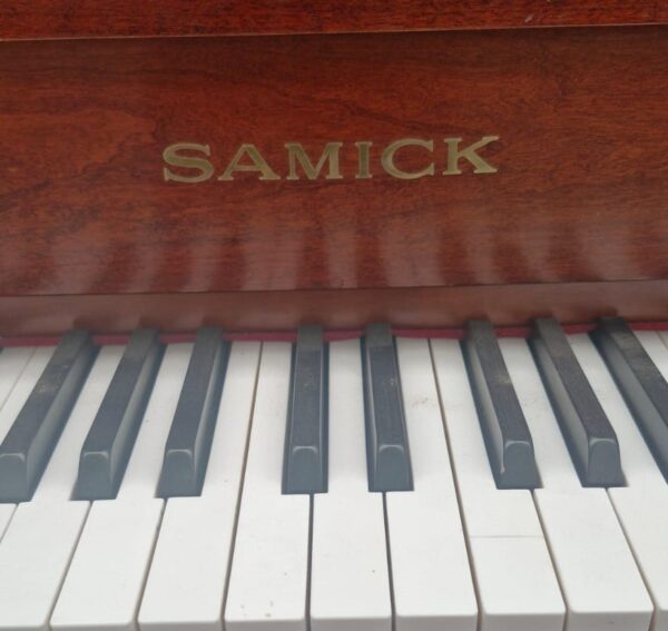 #IJML00095 Piano SAMICK JS-118 Proyección Sonora Superior, Consola.