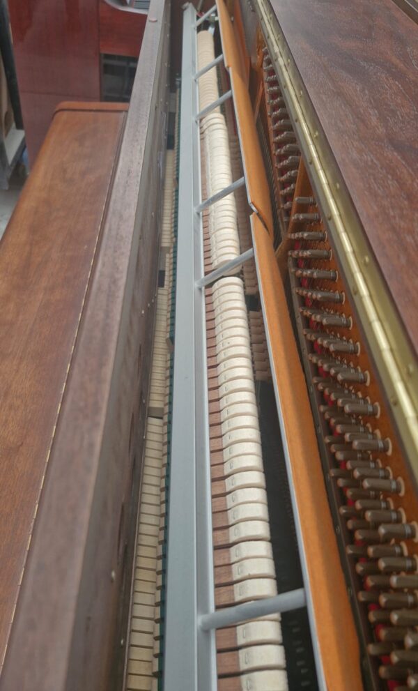 #1837293 Piano YOUNG CHANG  U-121, Sonido que conquista desde la primera nota, Vertical.