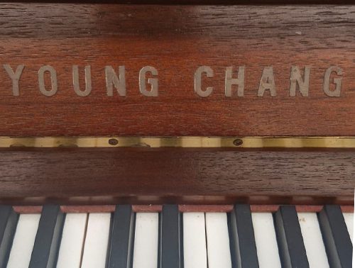 #1837293 Piano YOUNG CHANG  U-121, Sonido que conquista desde la primera nota, Vertical.