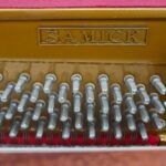 #IJML00095 Piano SAMICK JS-118 Proyección Sonora Superior, Consola.