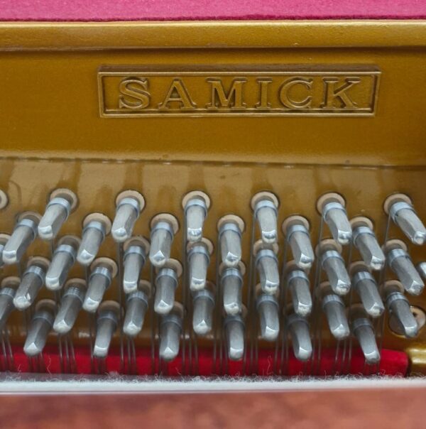 #IJML00095 Piano SAMICK JS-118 Proyección Sonora Superior, Consola.