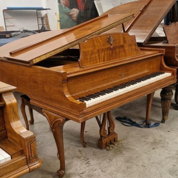 #185144 Piano CABLE NELSON, Estilo Francés. Sonido que conquista desde la primera nota.