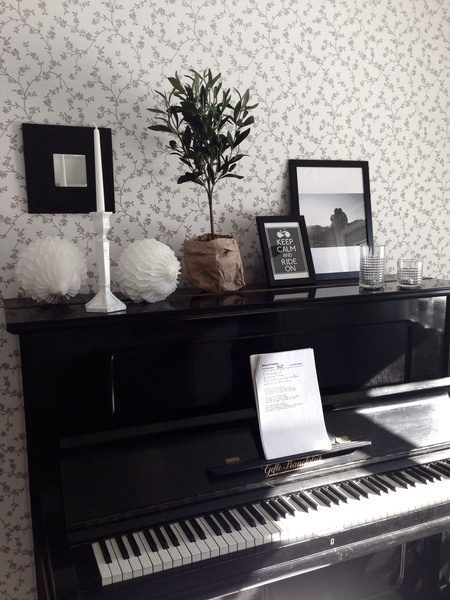 PIANO STEINWAY & SONS VERTICAL CON IPAD, TOCA SOLO. LA CIMA DEL LUJO Y LA TECNOLOGÍA EN UN SOLO PIANO.