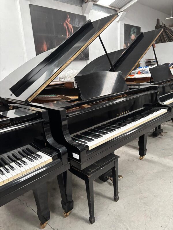 #439736 Piano de Media Cola Yamaha G5A 198 cm de Largo| Negro Poliéster Profesional.