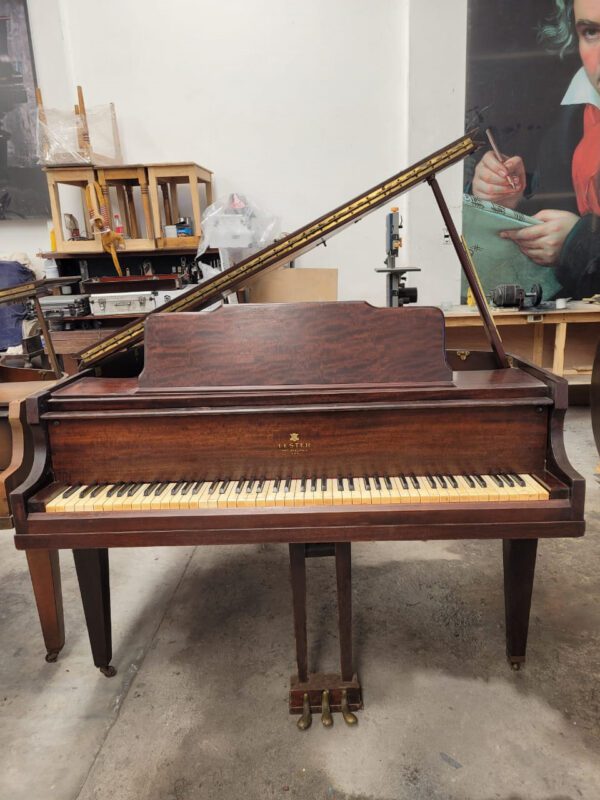 #144031 Piano LESTER, Octavo de Cola 145 cm. de largo.