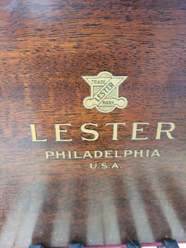 #144031 Piano LESTER, Octavo de Cola 145 cm. de largo.