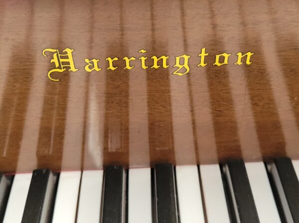 #112603 Piano HARRINGTON 1/4 de Cola, Resonancia distinguida.