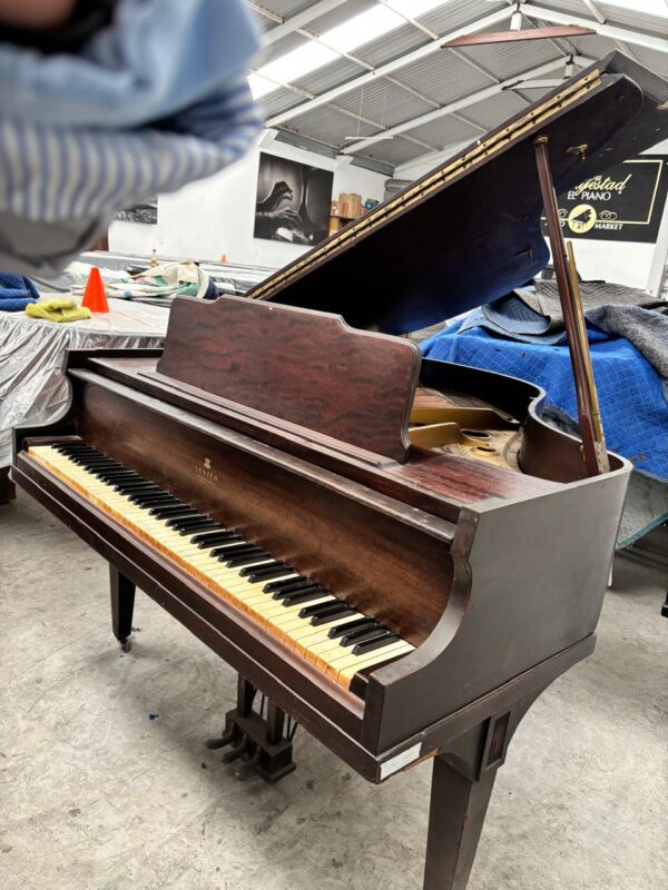 #144031 Piano LESTER, Octavo de Cola 145 cm. de largo.