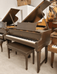 #150192 Piano Vintage 1/4 de cola marca FISCHER color chocolate.
