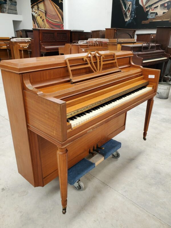 #421025 Piano KOHLER & CAMPBELL Consola Timbre Refinado.