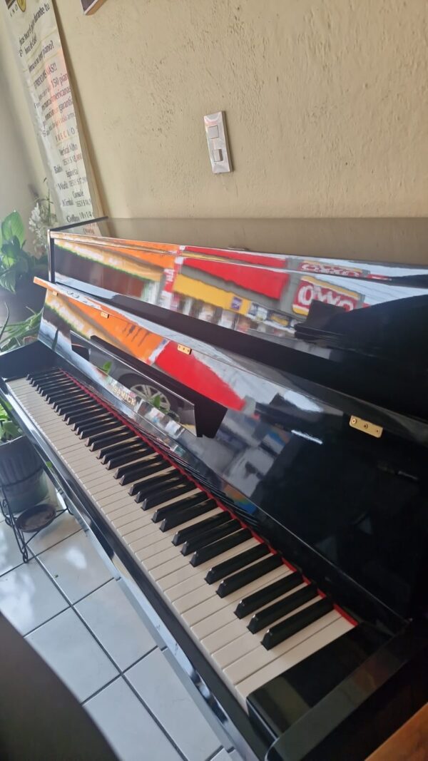 #502558 Piano compacto marca SAMICK, Modelo SU-105. Una voz que enamora.