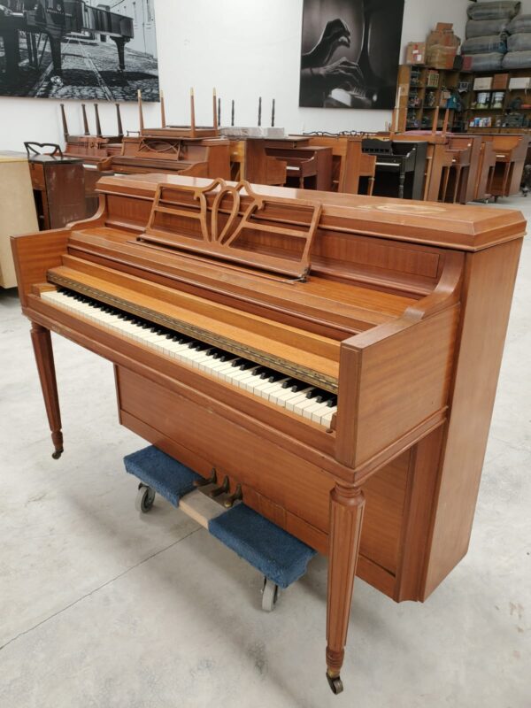 #421025 Piano KOHLER & CAMPBELL Consola Timbre Refinado.