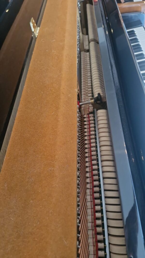 #502558 Piano compacto marca SAMICK, Modelo SU-105. Una voz que enamora.