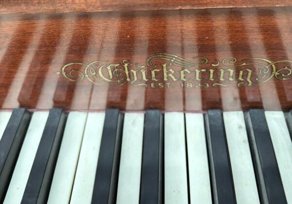 #106816 Piano CHICKERING 1/4 Cola Excelente proyección armónica