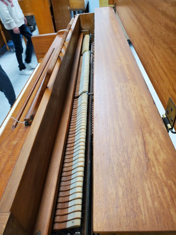 #421025 Piano KOHLER & CAMPBELL Consola Timbre Refinado.