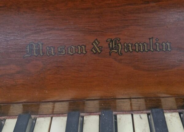 #53547 Piano MASON HAMLIN, Consola, Sonido como Steinway & Sons. Pura Calidad.