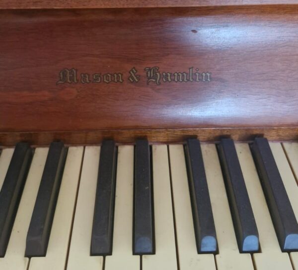 #53547 Piano MASON HAMLIN, Consola, Sonido como Steinway & Sons. Pura Calidad.