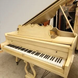 #34869 Piano CONWAY Estilo Francés, Color Marfil Mate, de Cola.