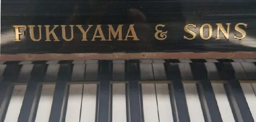 Piano FUKUYAMA & SONS Carácter Sonoro Impecable, Vertical.