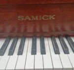 #IJML00095 Piano SAMICK JS-118, Proyección Sonora Superior, Consola.