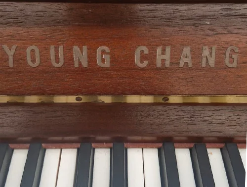 #1837293 Piano YOUNG CHANG U-121, Sonido que conquista desde la primera nota, Vertical.