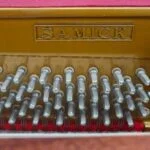 #IJML00095 Piano SAMICK JS-118, Proyección Sonora Superior, Consola.
