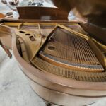 #112603 Piano HARRINGTON 1/4 de Cola, Resonancia distinguida.