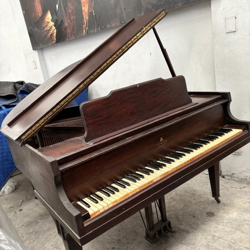 #144031 Piano LESTER, Octavo de Cola 145 cm. de largo.