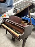 #144031 Piano LESTER, Octavo de Cola 145 cm. de largo.