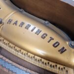 #112603 Piano HARRINGTON 1/4 de Cola, Resonancia distinguida.