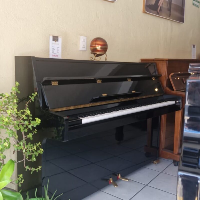 #502558 Piano compacto marca SAMICK, Modelo SU-105. Una voz que enamora.
