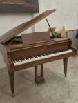 #182674 Piano Pequeño 1/8 de Cola 144 cm. Marca APOLLO