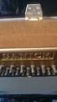 #502558 Piano compacto marca SAMICK, Modelo SU-105. Una voz que enamora.