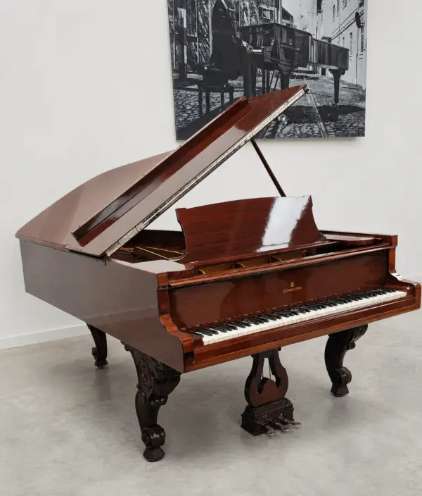 # 42300 Piano de Cola STEINWAY & SONS Modelo C, 85 teclas.