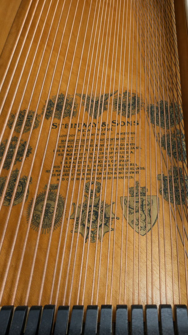 # 42300 Piano de Cola STEINWAY & SONS Modelo C, 85 teclas.