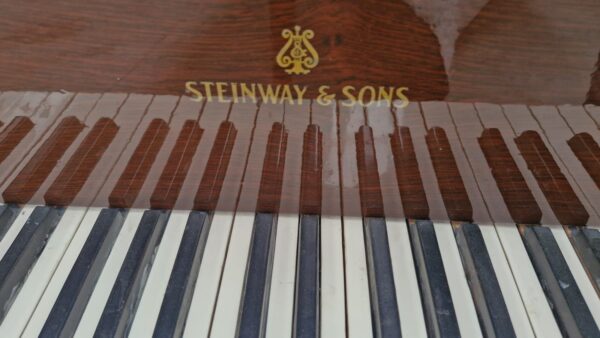 # 42300 Piano de Cola STEINWAY & SONS Modelo C, 85 teclas.