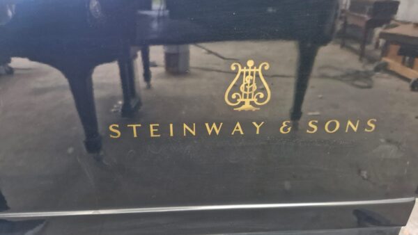 #225246 Piano STEINWAY & SONS, Modelo M, 170 cm de Largo.